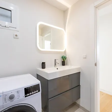 Stylish 2bd In The Centre 10 Minutes Away From The Apartment