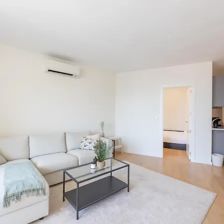 Stylish 2bd In The Centre 10 Minutes Away From The *