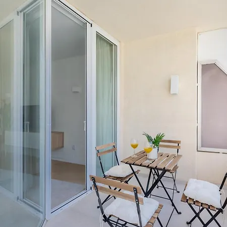 Stylish 2bd In The Centre 10 Minutes Away From The