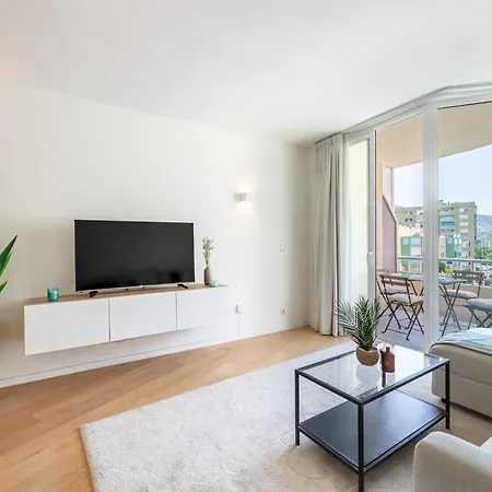 Stylish 2bd In The Centre 10 Minutes Away From The Apartment